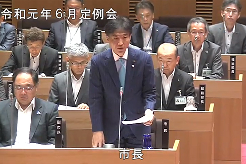 本会議で発言する市長の写真