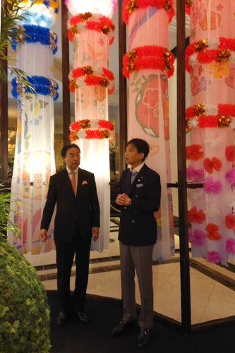吹き流しを見学する市長の写真