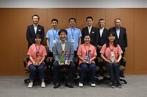 介護技能実習生と記念撮影した写真