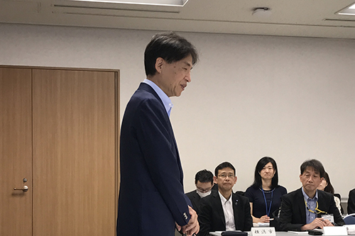 会議で発言する市長の写真