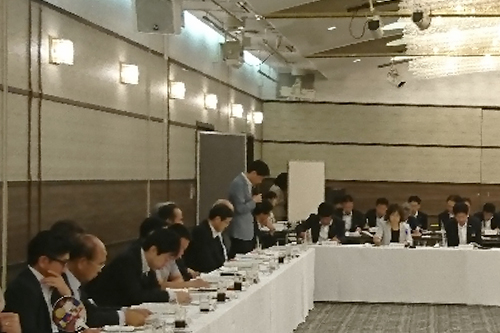 会議で発言する市長の写真