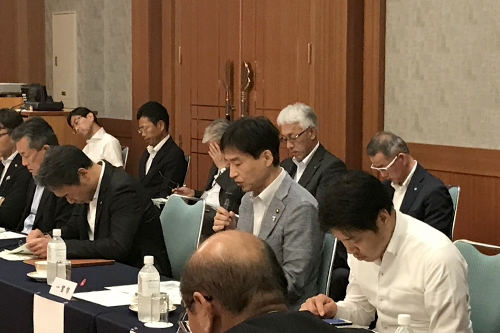 会議で発言する市長の写真