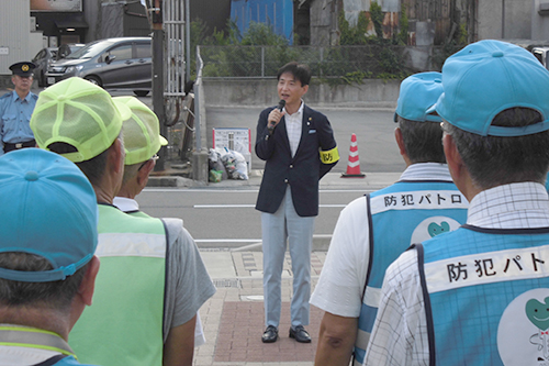 議事進行する市長の写真