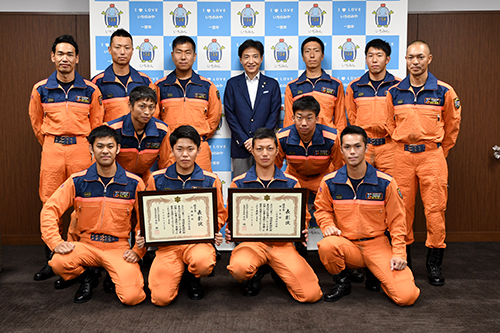 記念撮影する市長の写真