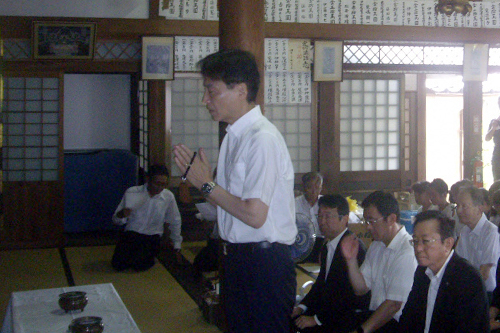 供養祭に出席する市長の写真