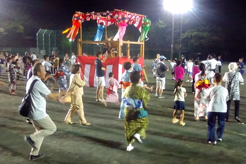 盆踊りを踊る市長の写真