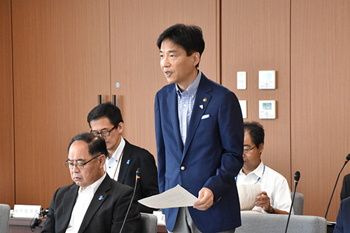 委員会で発言している市長の写真