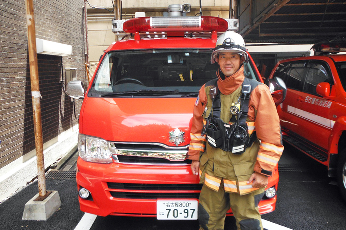 消防車の前での写真