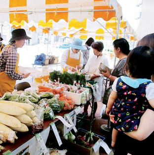 夢織広場での地元野菜や卵の直売の様子の写真