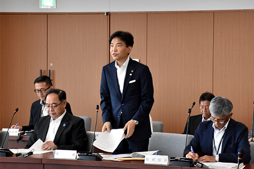 議会運営委員会で発言する市長の写真