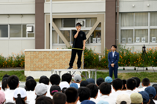 あいさつするÜSAさんと市長の写真