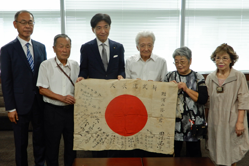 日章旗返還に立ち会う市長の写真