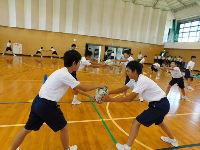 写真：ラグビーパスをしている様子2