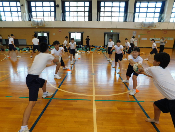 写真：ラグビーパスをしている様子3