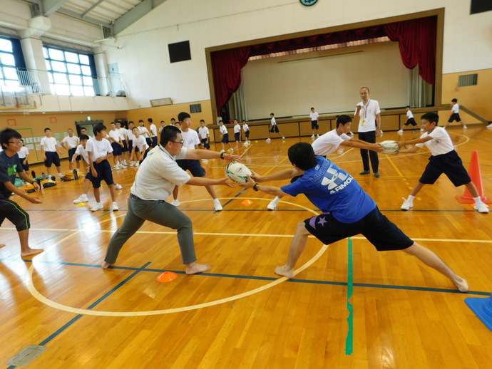 写真：ラグビーパスをしている様子5