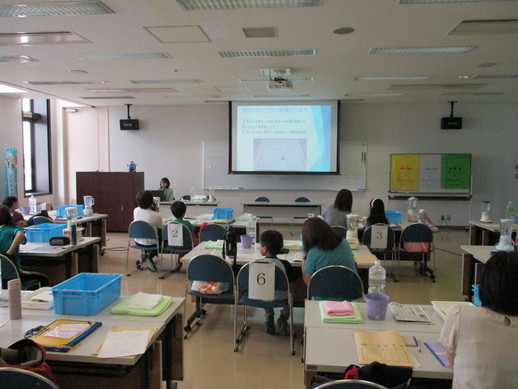 写真：ごみと資源の学習の様子