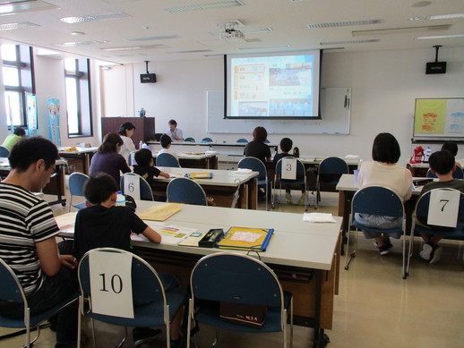 写真：ごみと資源の学習の様子