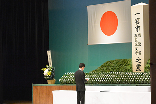 一宮市戦没者戦災死没者追悼式に出席する市長の写真