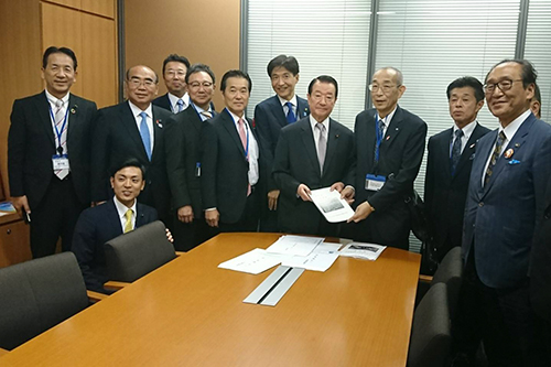 要望活動する市長の写真