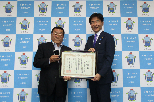 記念撮影する市長の写真