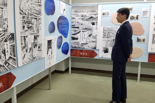 企画展を見学する市長の写真