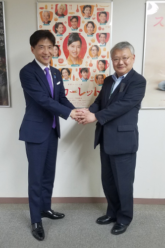 記念撮影する市長の写真