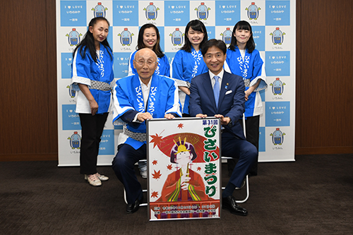 記念撮影する市長の写真