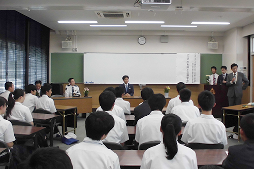 記念撮影する市長の写真