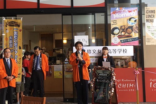 イベントであいさいつする市長の写真