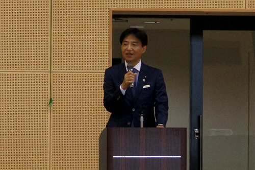 イベントであいさいつする市長の写真