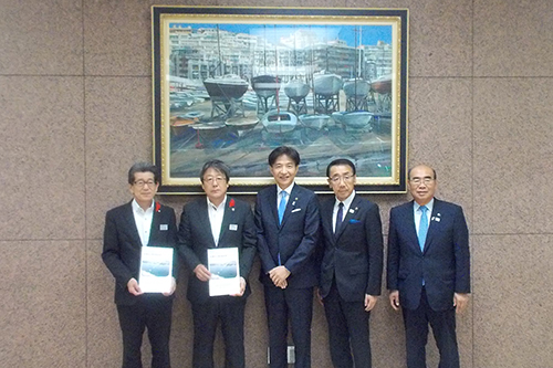 要望活動をする市長の写真