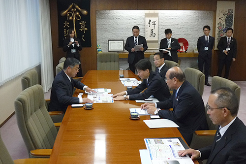 要望活動をする市長の写真