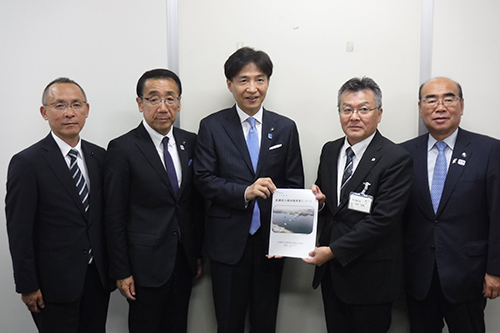 要望活動をする市長の写真