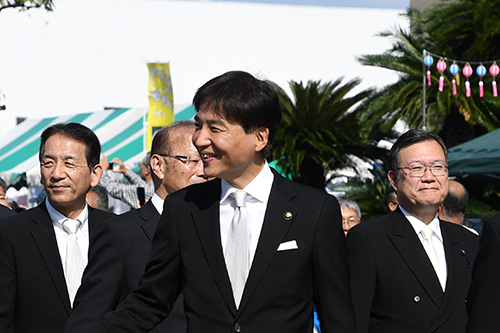 パレードに参加する市長の写真