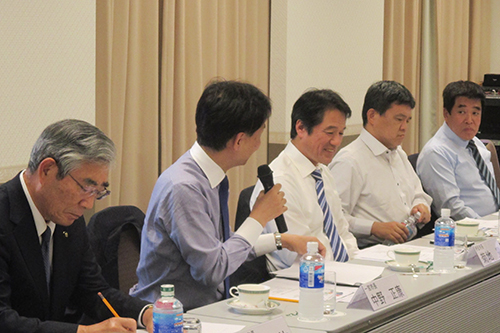 会議に出席する市長の写真