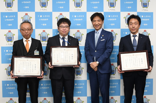 記念撮影する市長の写真