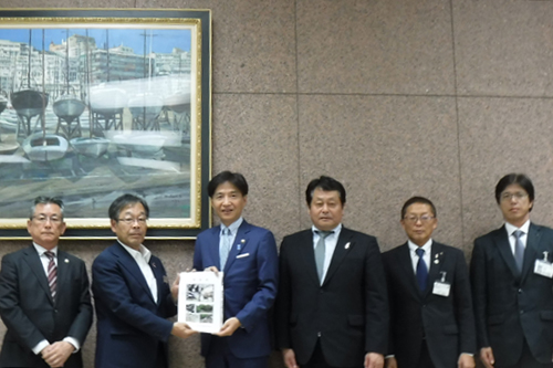 要望活動をする市長の写真