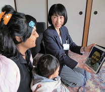 写真：外国人の妊産婦さん宅でのタブレットによる通訳サービスの活用