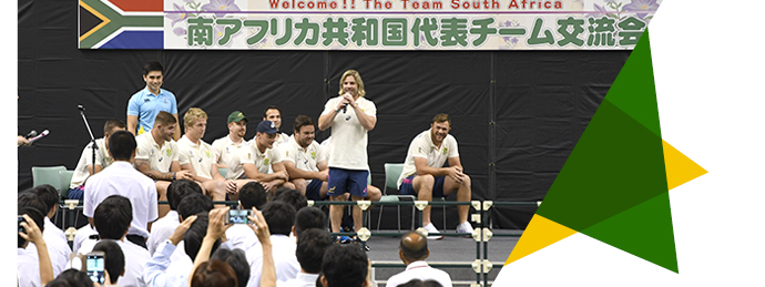 写真：交流イベントでアドバイスをする選手