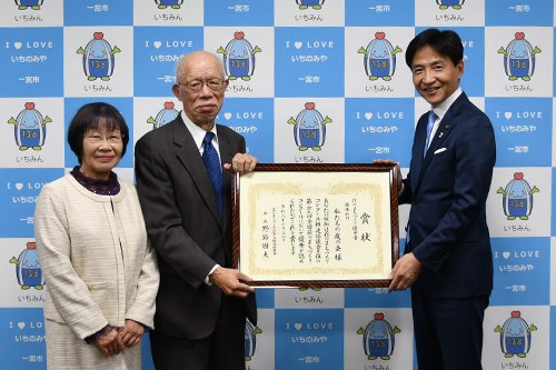 記念撮影する市長の写真