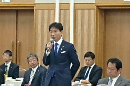 会議に出席して発言する市長の写真