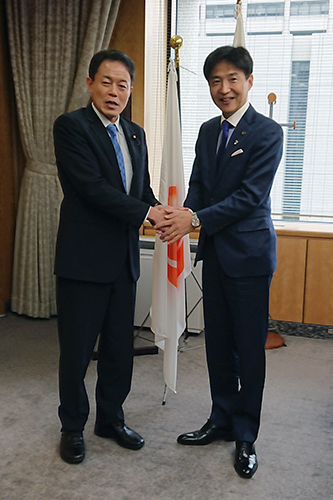 長谷川総務副大臣と記念撮影する市長の写真