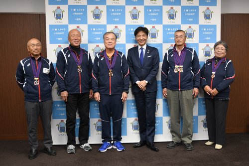 記念撮影する市長の写真