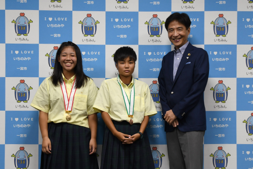 写真:記念撮影の様子