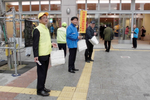 街頭啓発する市長の写真