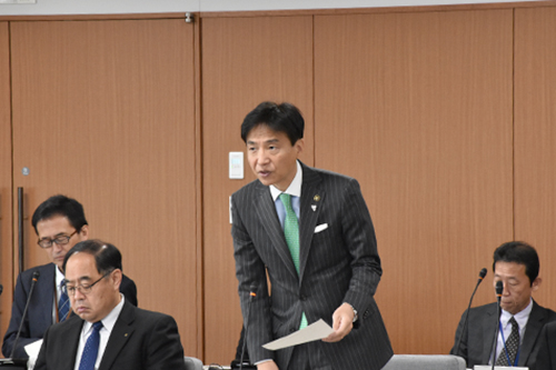 委員会で発言する市長の写真