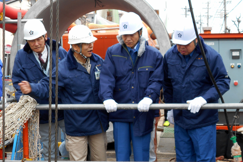 工事現場を視察する市長の写真