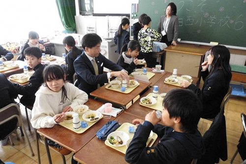 児童と給食を食べる市長の写真