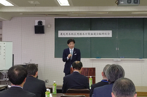 会議に出席する市長の写真