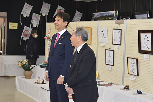 展覧会を見学する市長の写真